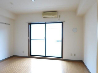 【居間・リビング】 | メゾンアイズ | 6.7帖のきれいな洋室。