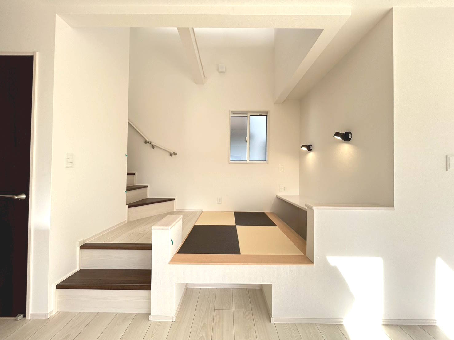 ブルーミングガーデン　江南市前野町新田北　全2区画分譲の和室|スキップフロアの和室です。デスクコーナーとしてもご利用いただけます。
日本の伝統を引き継ぐ、畳のお部屋は癒しの空間となっています。