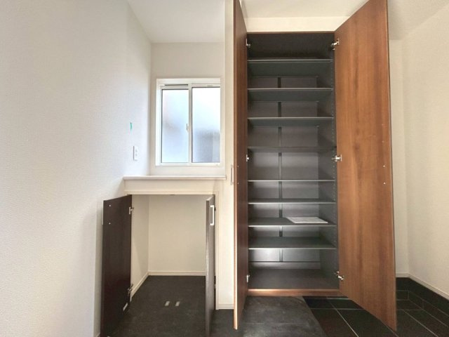 ブルーミングガーデン　江南市前野町新田北　全2区画分譲の玄関|大容量のシューズ収納付きで玄関周りもすっきり！玄関ドアからの光が玄関ホールを明るくしてくれます。