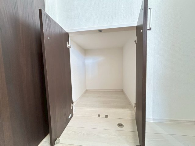 ブルーミングガーデン　江南市前野町新田北　全2区画分譲の収納|1階トイレ前に階段下収納がございます。トイレットペーパーなど生活用品の置き場にも大変便利です。