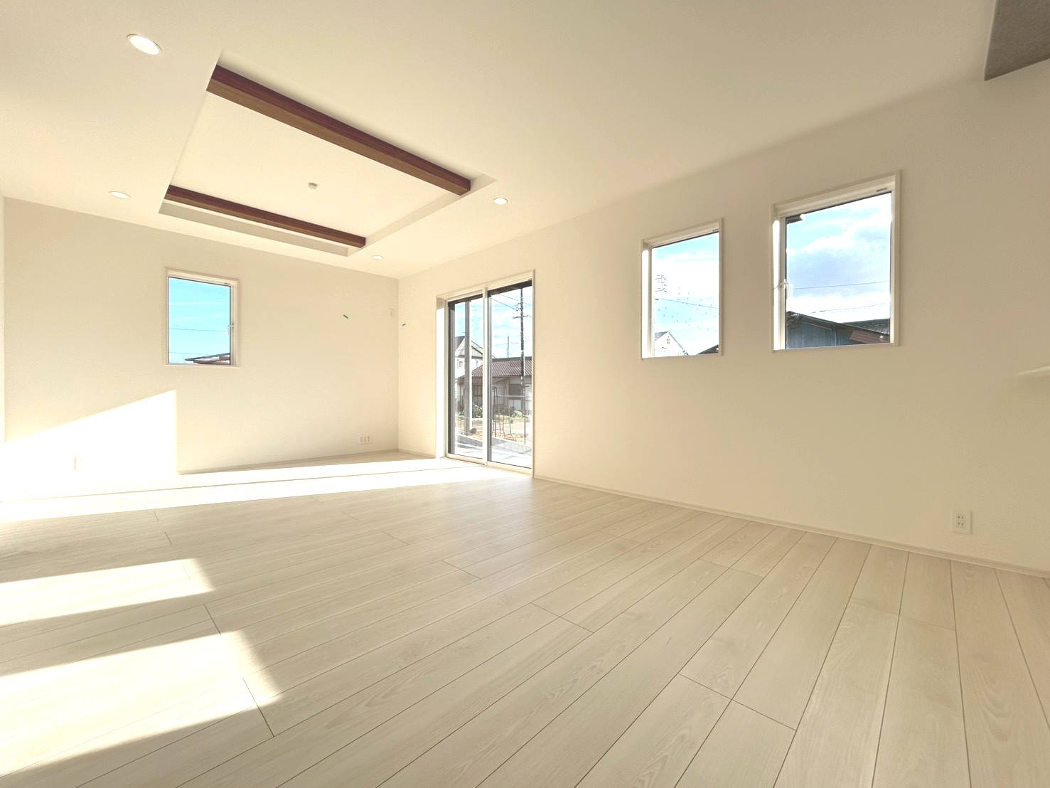 ブルーミングガーデン　江南市前野町新田北　全2区画分譲の居間・リビング|リビングには開放感のある【折上げ天井】を採用。最大2.6mの天井高で部屋をより広く明るく感じられます。
開放感と高級感を演出し、自然と家族みんなが集まる心地よい空間を作り出しています。