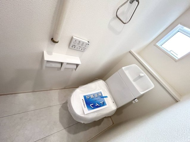 ブルーミングガーデン　江南市前野町新田北　全2区画分譲のトイレ|汚れが付きにくく落ちやすい表面加工と、掃除のしやすいフチレス形状便器の相乗効果でお手入れが楽々です。
節水型で家計にも優しい！温水洗浄便座で寒い冬も気持ちよくトイレ時間を過ごせます。