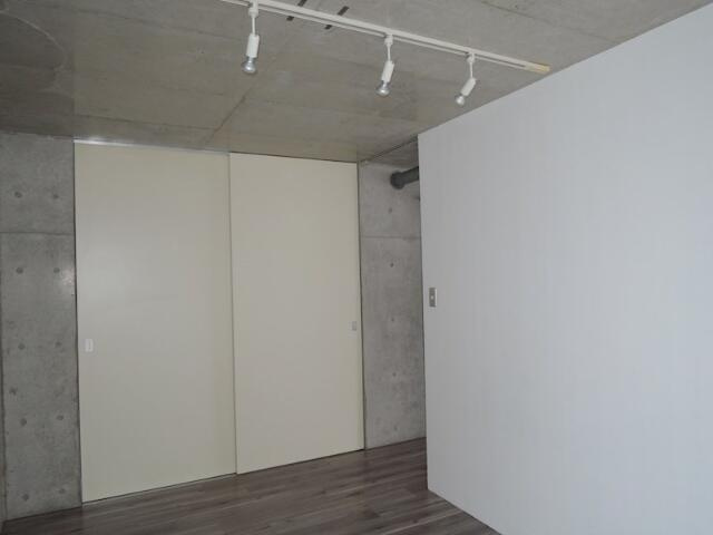 川崎市多摩区菅稲田堤２丁目の賃貸マンションのその他共用部分|収納扉（他室参照）