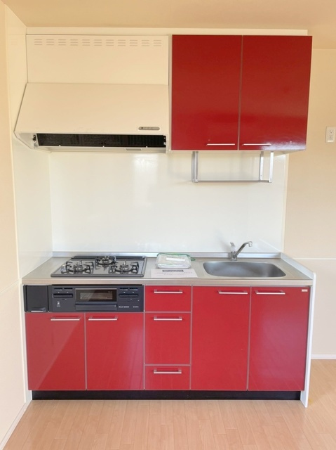 サン桂台のキッチン|料理の幅が広がるグリル付ガス3口システムキッチン