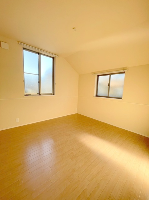 サン桂台の寝室|6.1帖の洋室も2面採光