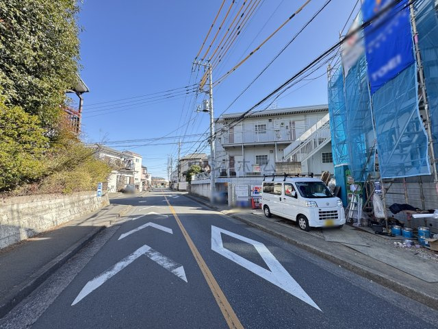 東村山市恩多町1丁目・全1棟　新築一戸建　～収納豊富～の前面道路含む現地写真|建築中写真（2026年2月19日撮影）