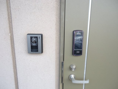 【玄関】 | エメローズ南蔵王 | 電子ロック　※左右反転・イメージ