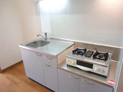 【キッチン】 | エメローズ南蔵王 | 2口ガスコンロ付き　※左右反転・イメージ