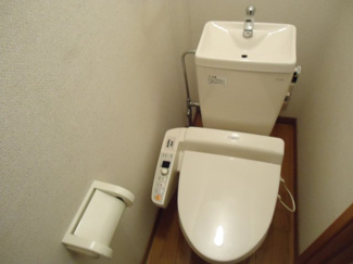 【トイレ】 | エメローズ南蔵王 | 温水洗浄暖房便座　※左右反転・イメージ