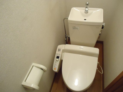 【トイレ】 | エメローズ南蔵王 | 温水洗浄暖房便座　※左右反転・イメージ