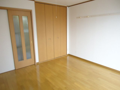 【寝室】 | エメローズ南蔵王 | 洋室8帖　※左右反転・イメージ