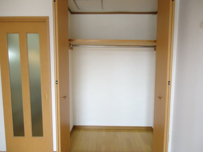 【収納】 | エメローズ南蔵王 | 洋室8帖のクローゼット　※左右反転・イメージ