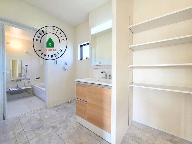 熊本市西区上代3丁目第1-4棟（1号棟）の脱衣所|ゆとりの洗面スペースで朝の身支度もスムーズに。暮らしを快適に変えるシャワー付洗面台です！