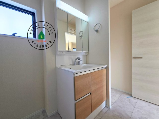 熊本市西区上代3丁目第1-4棟（1号棟）の独立洗面台|毎日使うものだから清潔な空間を保ちたい水回り。洗面にはそんな願いを解消させてくれる収納アイデアが満載です。三面鏡の裏側にはキャビネットが現れ小物から背の高い物まで収納できます。