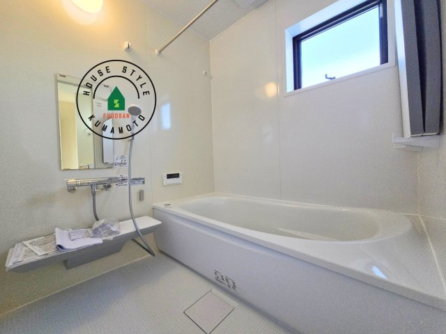 熊本市西区上代3丁目第1-4棟（1号棟）の浴室|1日の疲れを癒してくれる広々バスルーム。雨の日のお洗濯にも大活躍な浴室乾燥機付です！