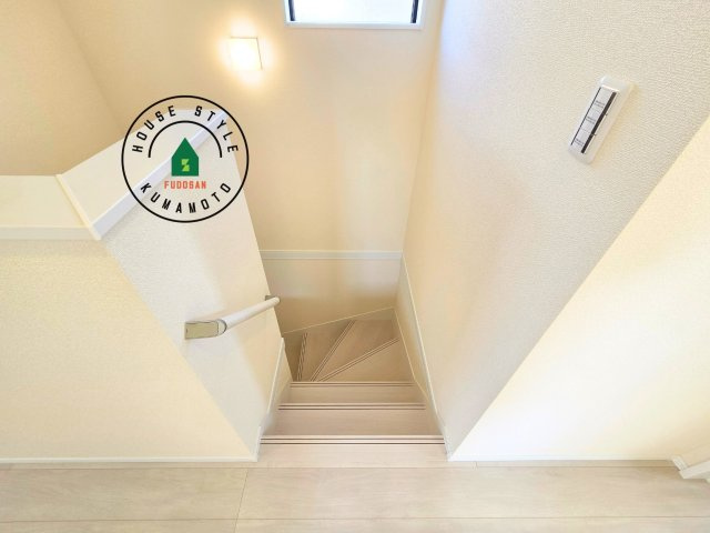 熊本市西区上代3丁目第1-4棟（1号棟）の内装|＜手すり付階段＞手すりがないと階段の昇り降りで危険なことはもちろん、壁に手をつきながら歩くことで壁紙が汚れやすくなります。すべての方に快適に昇り降りしていただくため、手すりを設置しました。