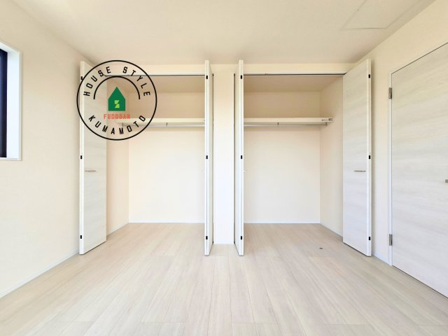 熊本市西区上代3丁目第1-4棟（1号棟）の収納|洋服や大きな荷物が多い方や人数の多いご家族などは、一般的なクローゼットよりもウォークインクローゼットのほうが使い勝手が良いです。