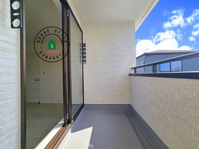 熊本市西区上代3丁目第1-4棟（1号棟）のバルコニー|風をしっかりと感じられるバルコニーでは、毎日が洗濯日和です。広々としているので洗濯も楽しくなるでしょうし、気分転換にバルコニーからの眺めを楽しむのもいいでしょう。