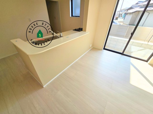 熊本市西区上代3丁目第1-4棟（1号棟）のダイニング|キッチンから立ち込める香りが今日の料理を期待させます。