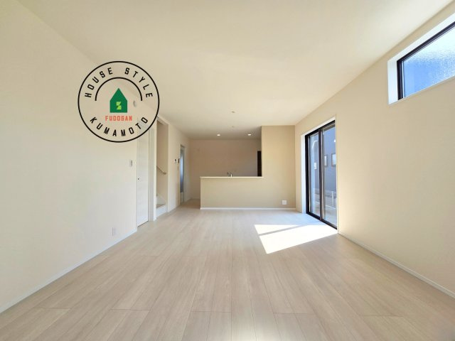 熊本市西区上代3丁目第1-4棟（1号棟）の居間・リビング|キッチンからリビングをしっかり確認できます。家族の笑顔があふれる空間になりそうですね。