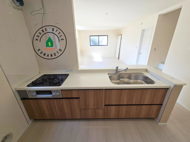 熊本市西区上代3丁目第1-4棟（1号棟）のキッチン|ご家族を近くに感じられる対面キッチンのLDK。会話もはずみそうですね。
