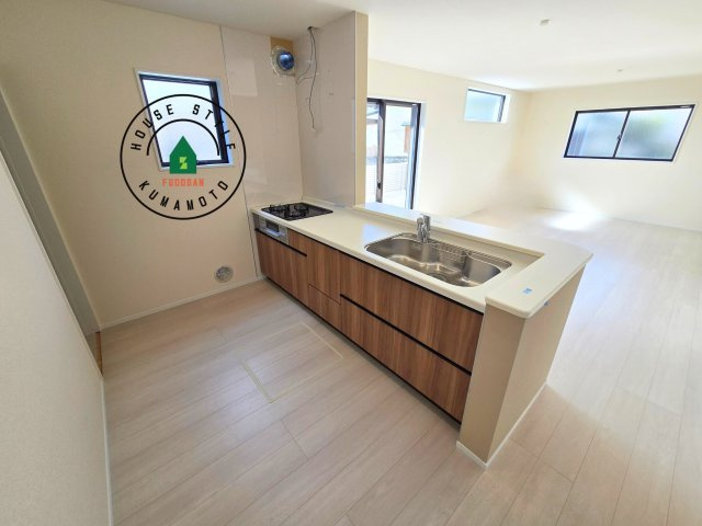 熊本市西区上代3丁目第1-4棟（1号棟）のキッチン|明るいキッチン作業スペースを多くとりました。ご夫婦でキッチンに立っても調理がしやすい広さです。食器類もすっきりと片付く収納は魅力的です。