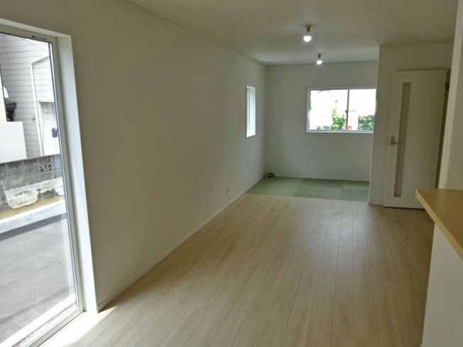 【居間・リビング】 | 函南町仁田第12 新築建売分譲住宅 土地＋建物 TW05995 | 函南町仁田2号棟　リビング ※令和8年6月19日撮影写真
