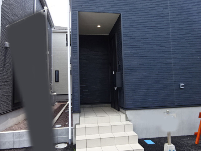 【玄関】 | 函南町仁田第12 新築建売分譲住宅 土地＋建物 TW05995 | 函南町仁田2号棟　玄関前 ※令和8年6月19日撮影写真