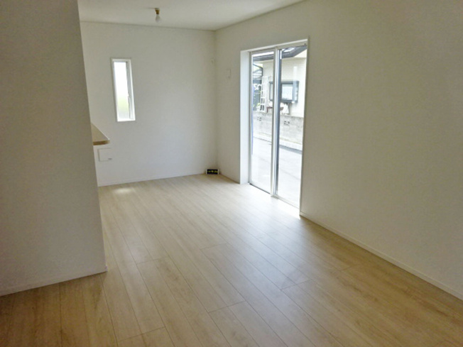 【居間・リビング】 | 函南町仁田第12 新築建売分譲住宅 土地＋建物 TW05995 | 函南町仁田2号棟　リビング ※令和8年6月19日撮影写真