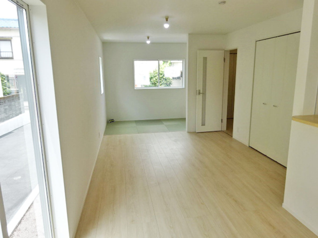 【居間・リビング】 | 函南町仁田第12 新築建売分譲住宅 土地＋建物 TW05995 | 函南町仁田2号棟　リビング ※令和8年6月19日撮影写真