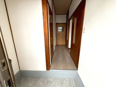 【玄関】 | 【プレイワーク二田町】松ノ浜駅まで歩6分・昭和47年建築・北西角地 | 収納もある玄関です