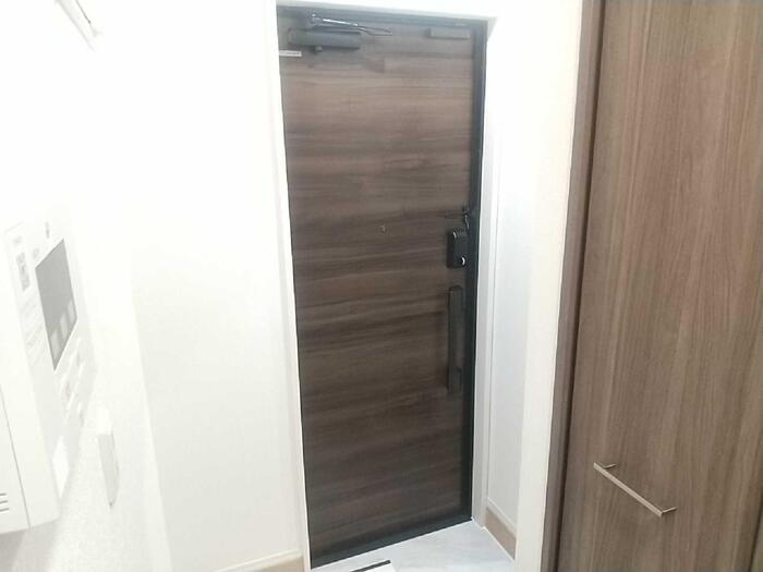 町田市能ヶ谷４丁目のアパートの玄関