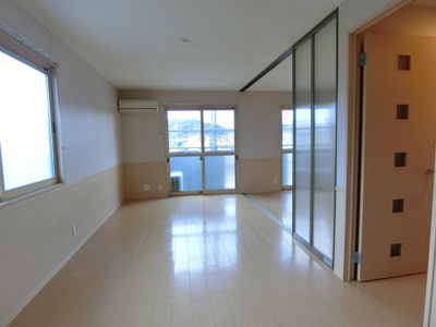 【居間・リビング】 | プラシードM | イメージ201号室の写真（反転あり）