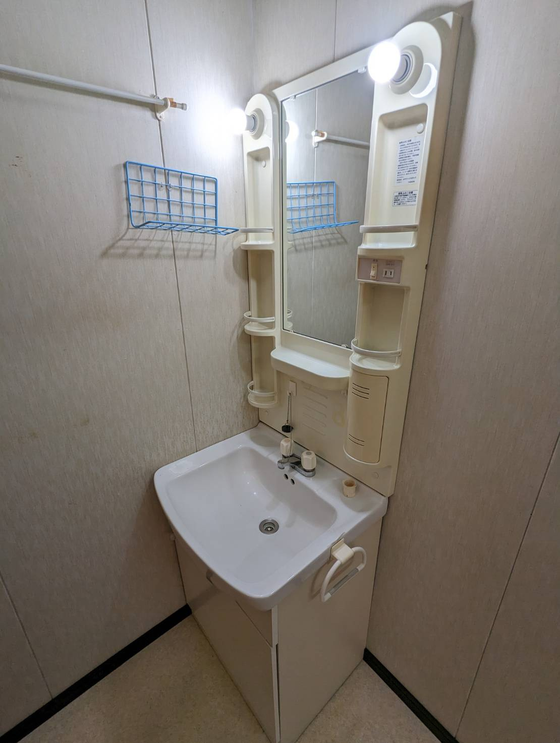 阿寒マンション3の独立洗面台