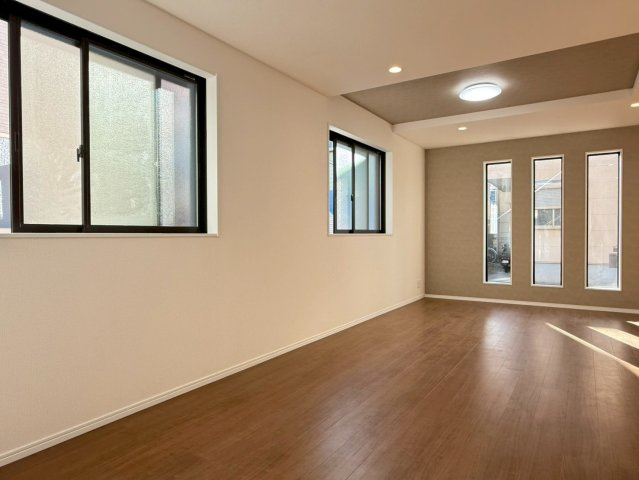 川口市芝宮根町　新築一戸建て　A号棟の居間・リビング|居間です