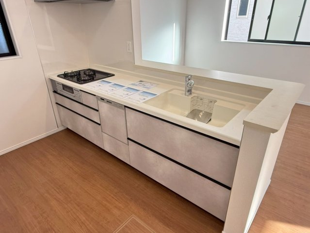 川口市芝宮根町　新築一戸建て　A号棟のキッチン|コンパクトなキッチンで掃除もラクラク