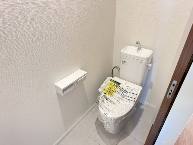 川口市芝宮根町　新築一戸建て　A号棟のトイレ|ゆったりとした空間のトイレです