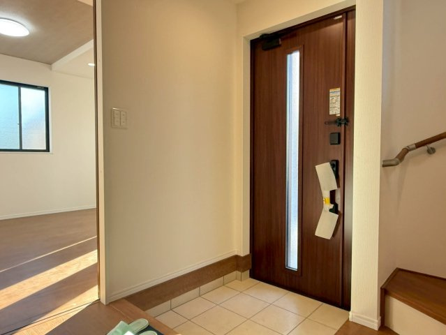 川口市芝宮根町　新築一戸建て　A号棟の玄関|明るい玄関です