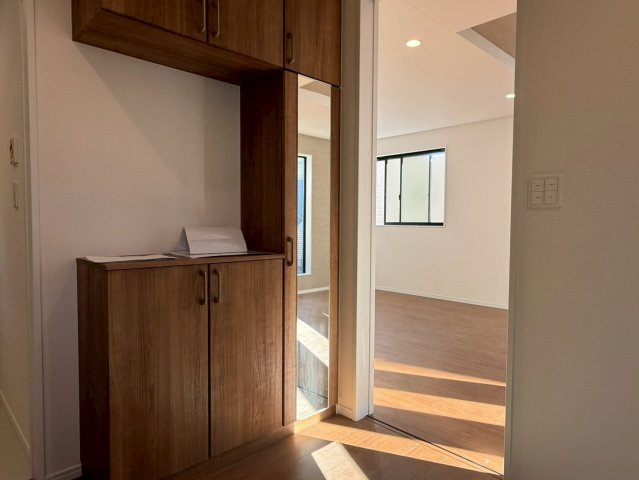 川口市芝宮根町　新築一戸建て　A号棟の玄関|収納もある玄関です