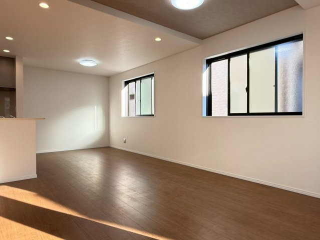 川口市芝宮根町　新築一戸建て　A号棟の居間・リビング|居間です