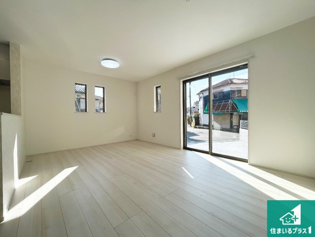 29日(土)30日(日)現地ご見学可能！　神戸市北区鈴蘭台西町　限定1邸の居間・リビング|明るいリビングで朝の目覚めもスッキリできそう！対面キッチンでご家族のコミュニケーションも自然と増える設計！小さなお子様が遊ぶスペースを作っても広々とくつろげるLDK！