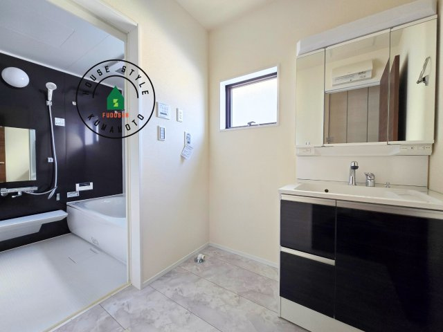 熊本市西区上代3丁目第1-4棟（2号棟）の脱衣所|ゆとりの洗面スペースで朝の身支度もスムーズに。暮らしを快適に変えるシャワー付洗面台です！