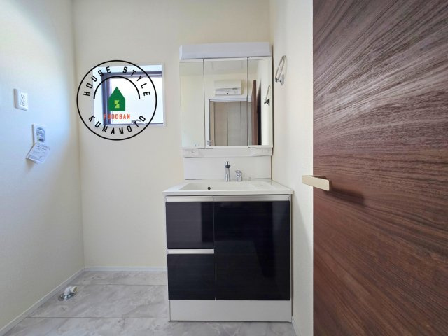 熊本市西区上代3丁目第1-4棟（2号棟）の独立洗面台|毎日使うものだから清潔な空間を保ちたい水回り。洗面にはそんな願いを解消させてくれる収納アイデアが満載です。三面鏡の裏側にはキャビネットが現れ小物から背の高い物まで収納できます。