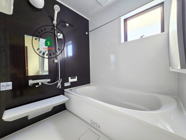 熊本市西区上代3丁目第1-4棟（2号棟）の浴室|1日の疲れを癒してくれる広々バスルーム。雨の日のお洗濯にも大活躍な浴室乾燥機付です！