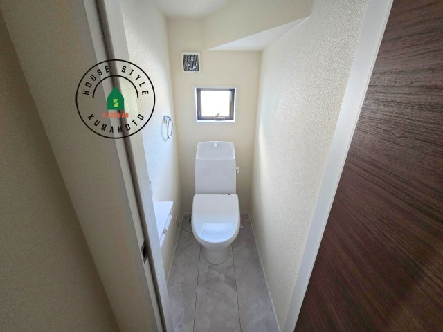熊本市西区上代3丁目第1-4棟（2号棟）のトイレ|温水洗浄便座を完備しております。2ヶ所にトイレがあるのは朝の慌ただしい時間も安心です。