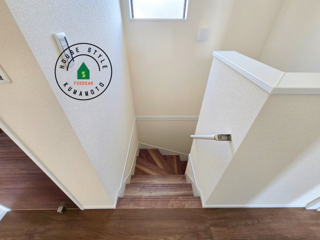 熊本市西区上代3丁目第1-4棟（2号棟）の内装|＜手すり付階段＞手すりがないと階段の昇り降りで危険なことはもちろん、壁に手をつきながら歩くことで壁紙が汚れやすくなります。すべての方に快適に昇り降りしていただくため、手すりを設置しました。