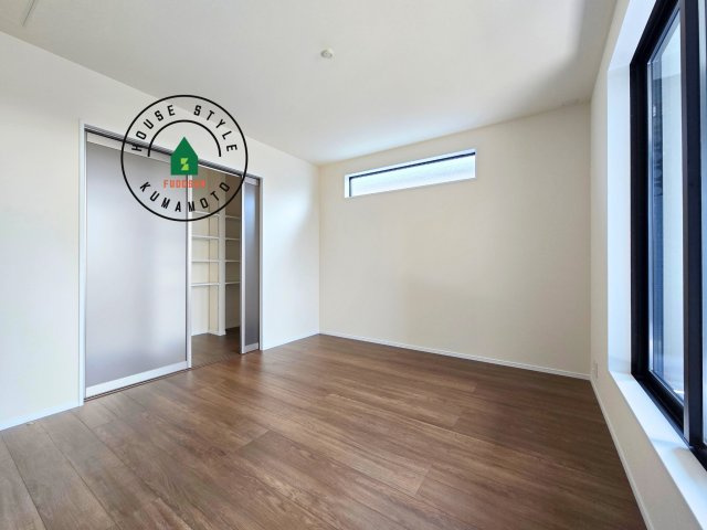 熊本市西区上代3丁目第1-4棟（2号棟）の寝室|主寝室には収納力に優れたクローゼットがありますので、お部屋もすっきり片付きます。