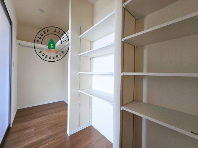 熊本市西区上代3丁目第1-4棟（2号棟）の収納|洋服や大きな荷物が多い方や人数の多いご家族などは、一般的なクローゼットよりもウォークインクローゼットのほうが使い勝手が良いです。