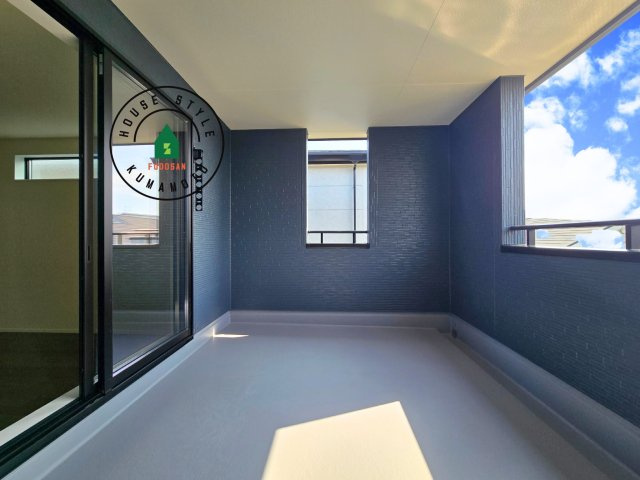 熊本市西区上代3丁目第1-4棟（2号棟）のバルコニー|風をしっかりと感じられるバルコニーでは、毎日が洗濯日和です。広々としているので洗濯も楽しくなるでしょうし、気分転換にバルコニーからの眺めを楽しむのもいいでしょう。