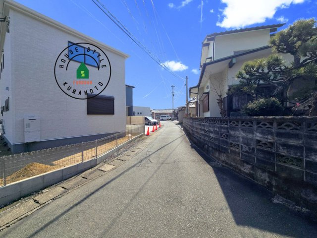 熊本市西区上代3丁目第1-4棟（2号棟）の前面道路含む現地写真|前面道路は閑静な住宅地をはしる車通りの少ない道路。お車の出し入れが苦手なママや小さなお子様にも安心ですね。しっかり舗装もされているので、ベビーカーや自転車で通っても快適に通行できます。